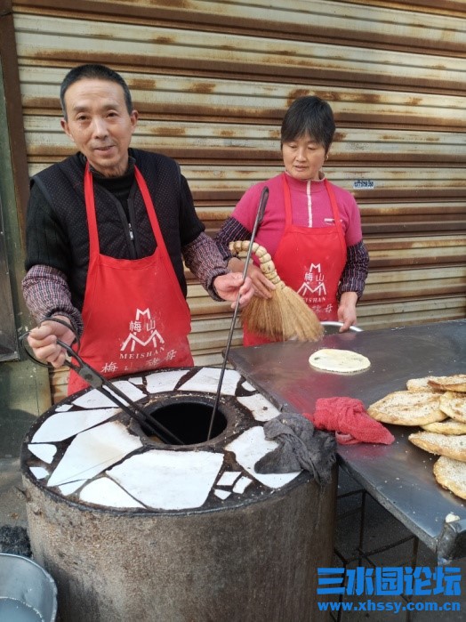 4朱秀华夫妇在做烧饼.jpg