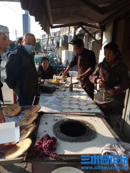 7食客在等烧饼.jpg